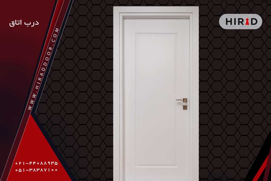 درب اتاق سفید ساده تک قاب و ظریف، دارای قفل و دستگیره ظریف طلایی مربعی